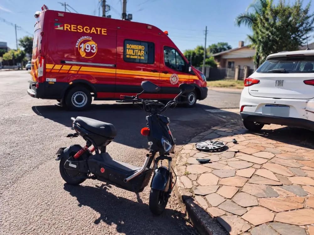 Acidente entre carro e motocicleta elétrica deixa jovem ferida em Ibirubá