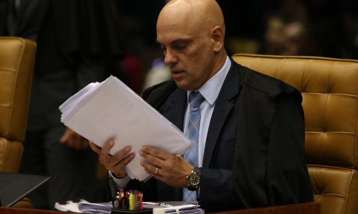 No Congresso, já se especula “saída honrosa” de Moraes do STF