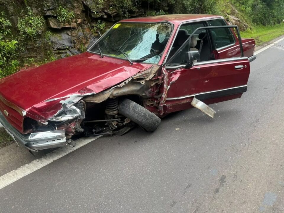 Acidente entre carro e moto deixa dois feridos na ERS-446, em Carlos Barbosa