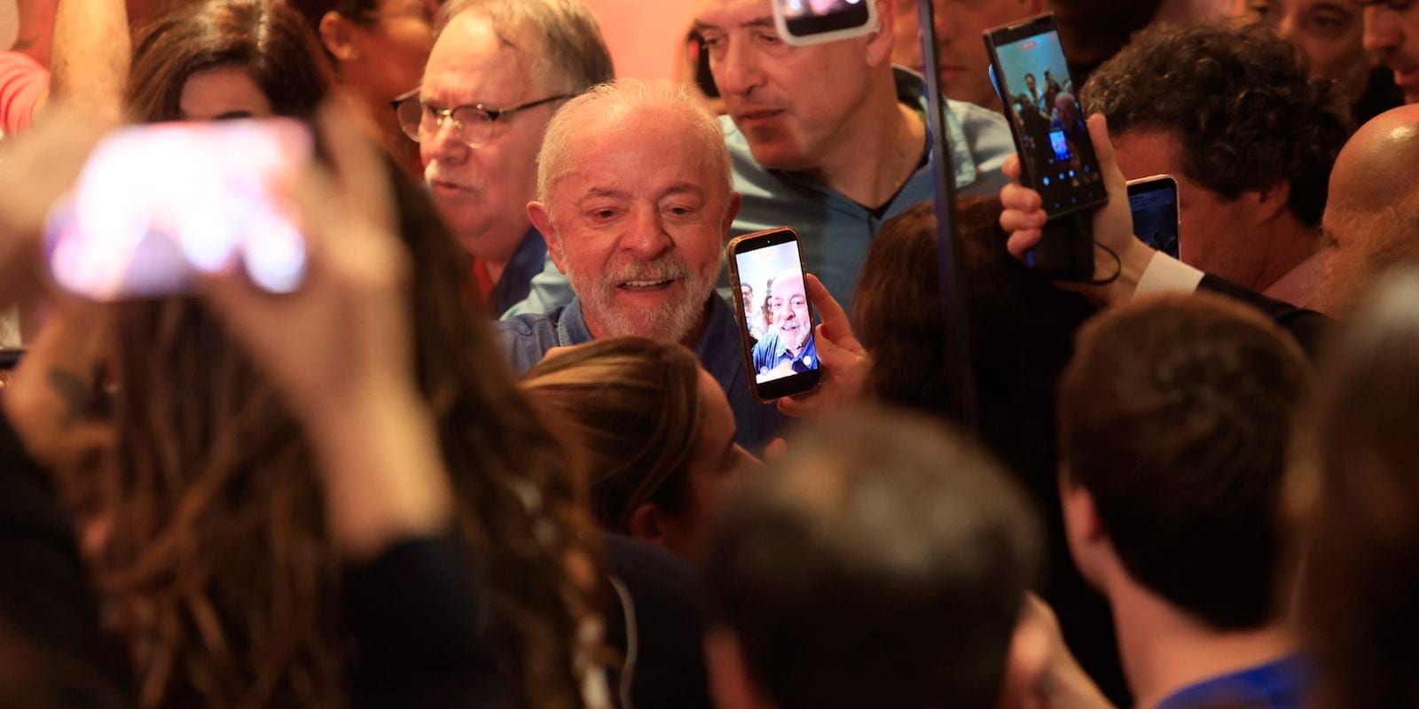 Lula celebra vitória e defende regulação de plataformas digitais em novo mandato