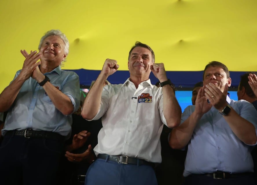 Flávio Bolsonaro e a polêmica sobre mudanças na Constituição