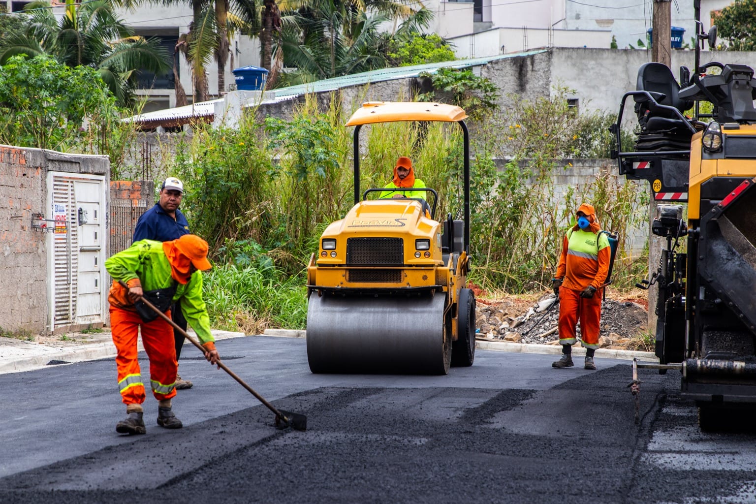 Rua Ana Leal Fugagnolli, em Ferraz, recebe fresagem e nova pavimentação