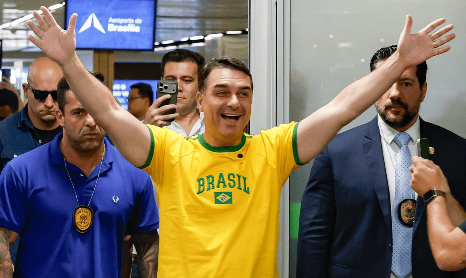 Flávio Bolsonaro lidera em Roraima com 52% no 1º turno