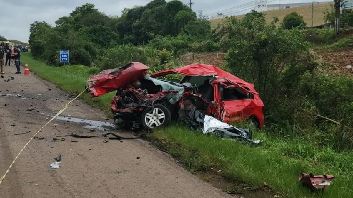 Colisão frontal entre carro e caminhão mata motoristas na BR-386