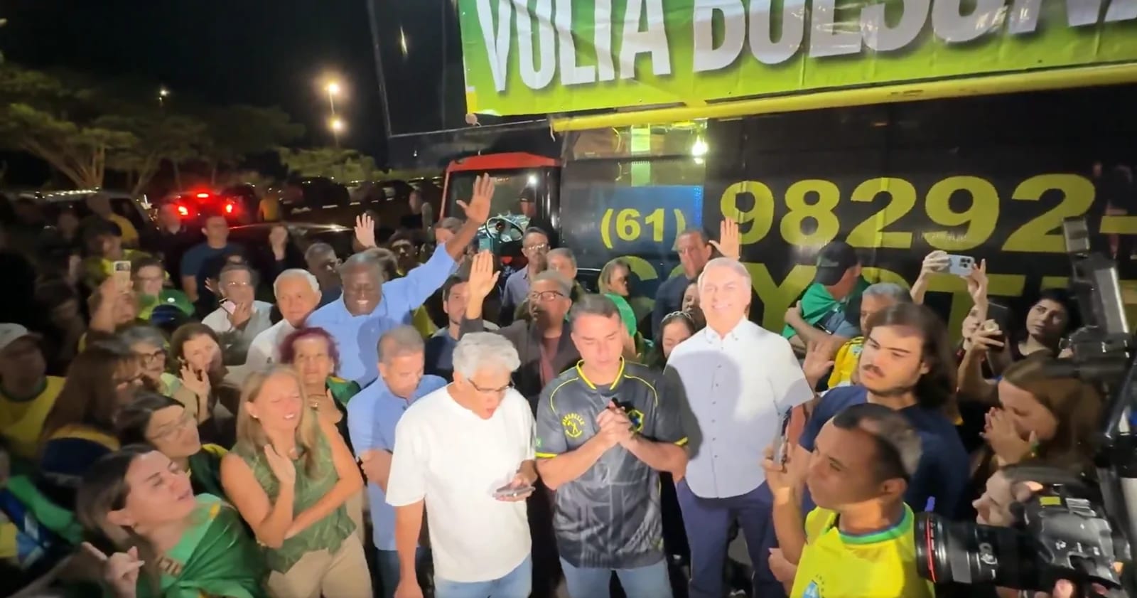 Retrocesso de um século para as mulheres: os projetos de aliados de Flávio Bolsonaro