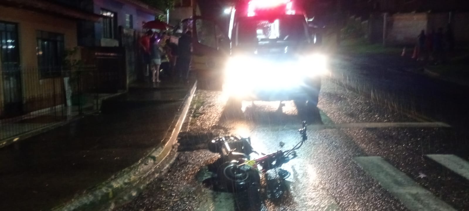 Jovem fica ferido após acidente entre carro e moto elétrica no bairro São Pedro