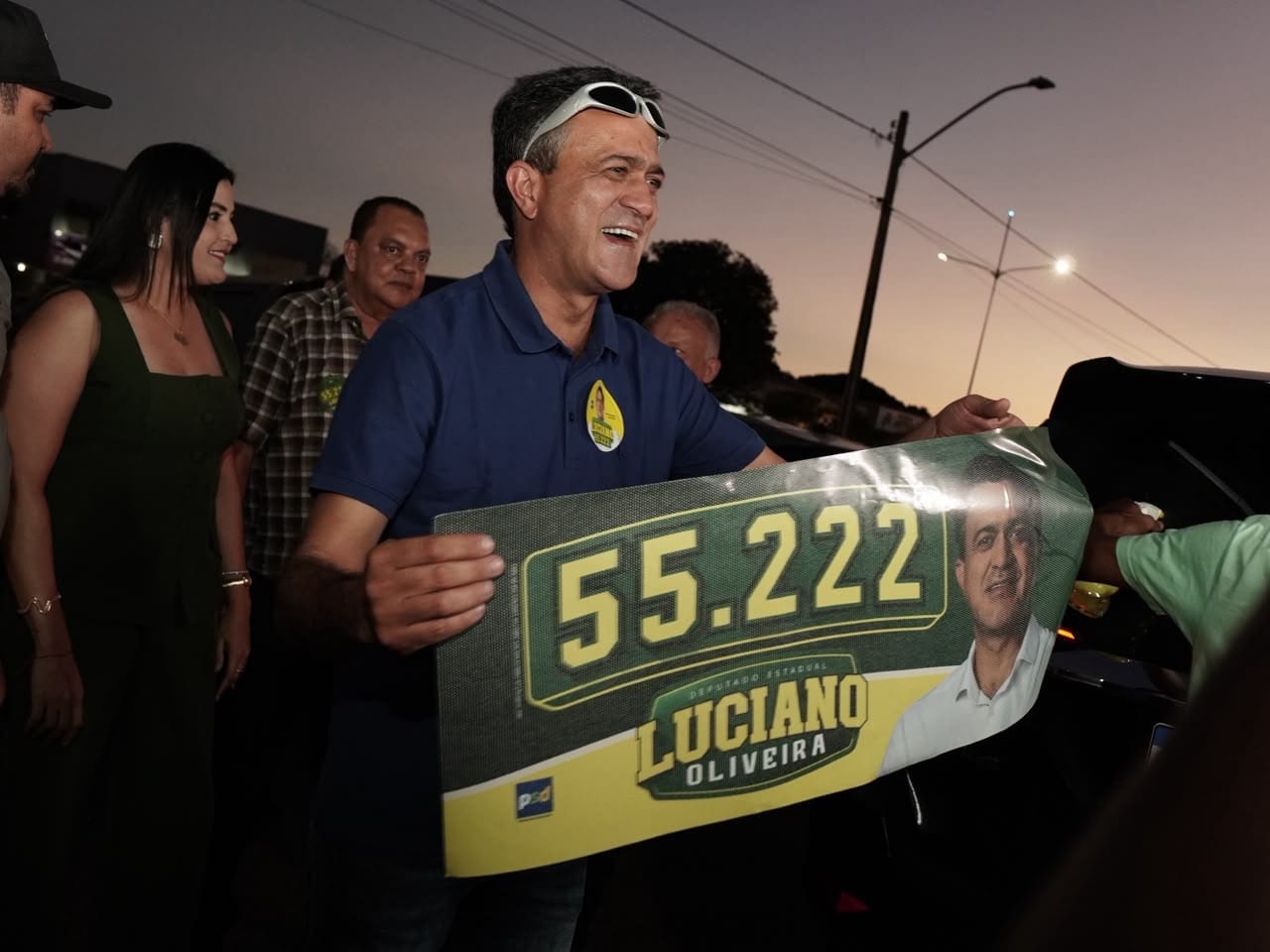 Luciano inaugura comitê em Palmas e leva adesivaços ao interior