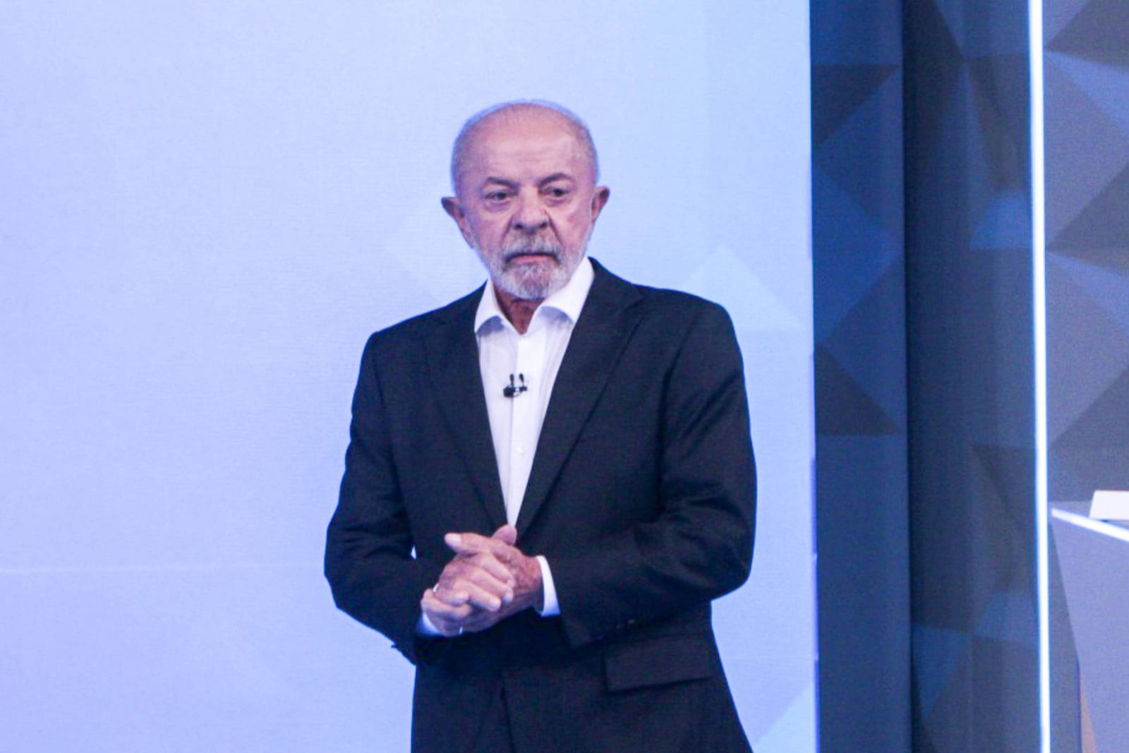 Lula vai a debate da Globo sem exibir relógio de luxo usado na Band