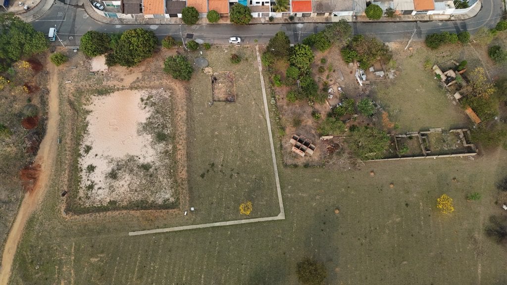 Vereadora pede limpeza de esquina no Jardim da Balsa II