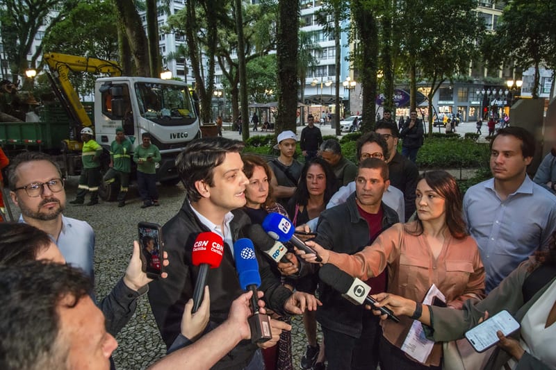 Prefeito Eduardo Pimentel determina isolamento da Praça Osório para serviços de podas de árvores