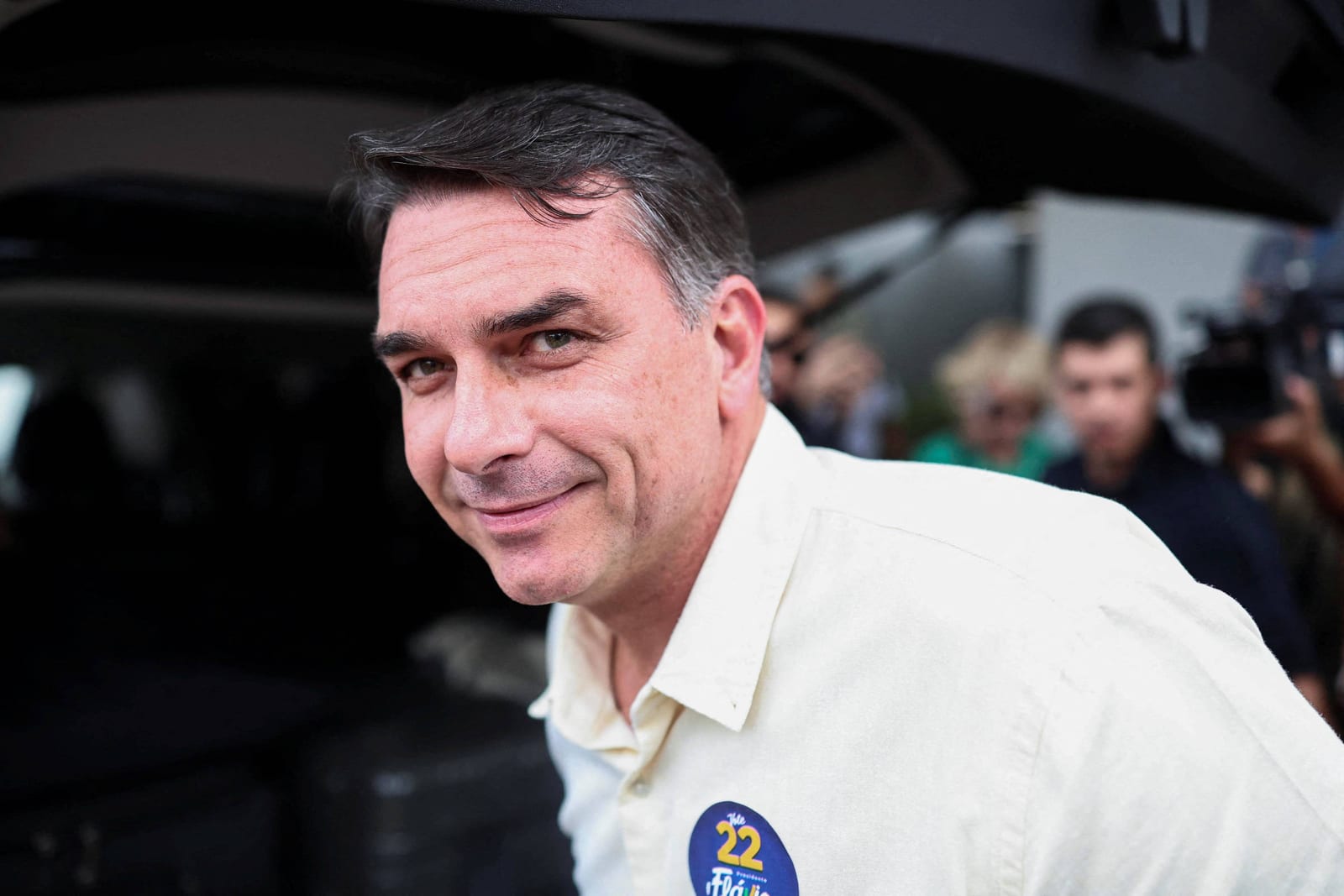 Flávio Bolsonaro descumpre determinação de Moraes e não entrega passaporte à PF