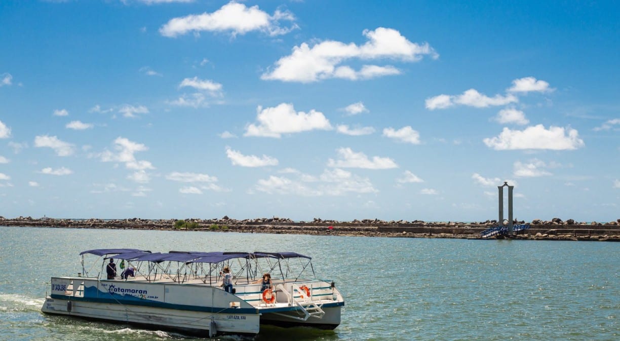Crianças do Recife fazem passeio de barco no Rio Capibaribe