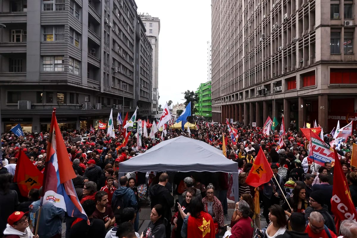 Manifestantes fazem caminhada em apoio a Lula em Porto Alegre