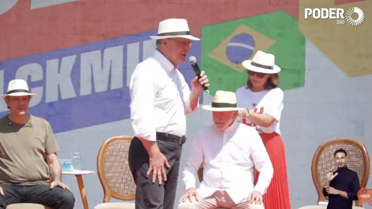 Janja borrifa água no pescoço de Lula durante comício pelo calor