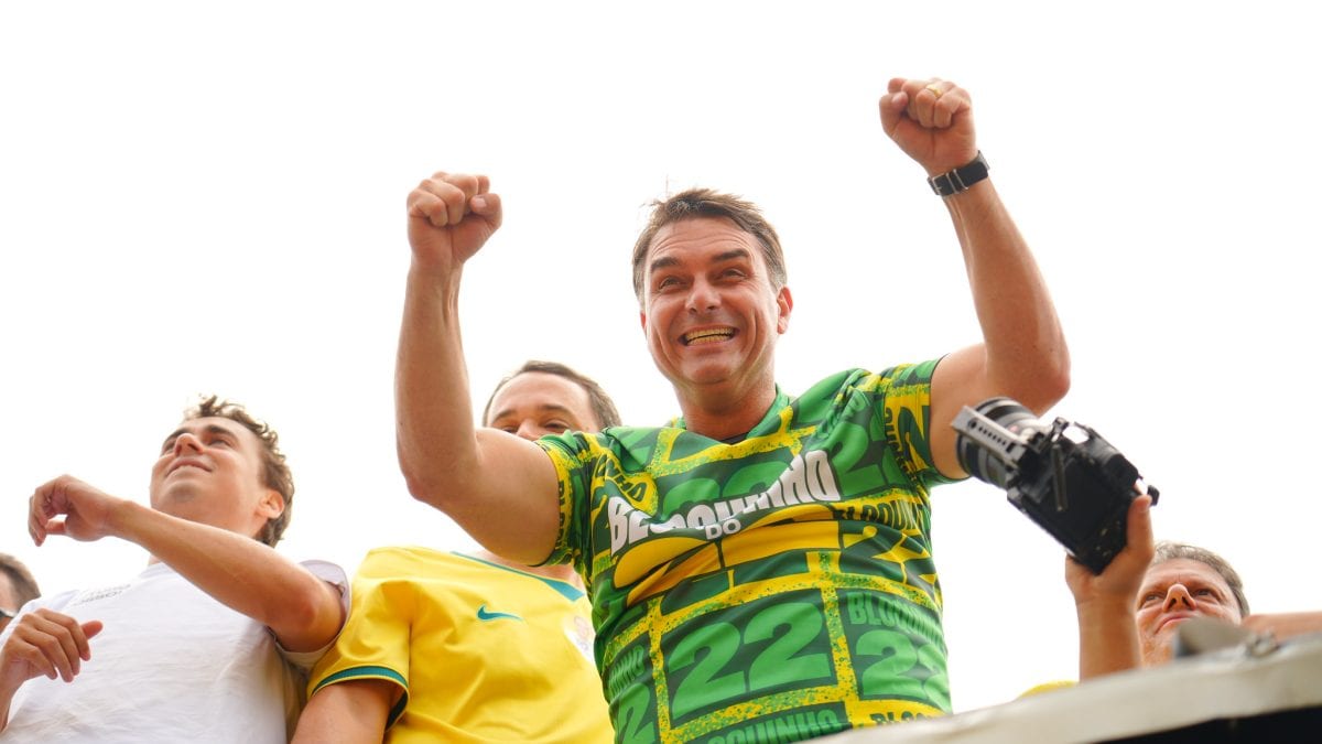 Flávio Bolsonaro troca sabatina no SBT por evento em Fortaleza