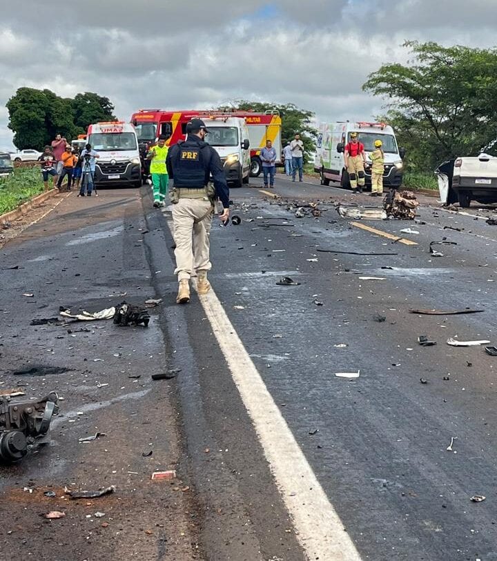 Acidente entre bitrem e Fiat Strada deixa uma pessoa morta na BR-452, em Rio Verde
