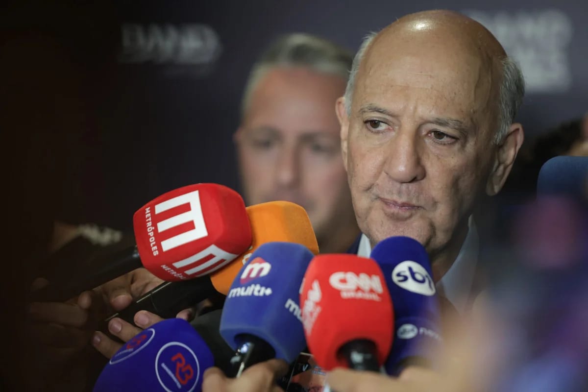 TRE-DF manda Arruda retirar faixas e proíbe novas peças com foto