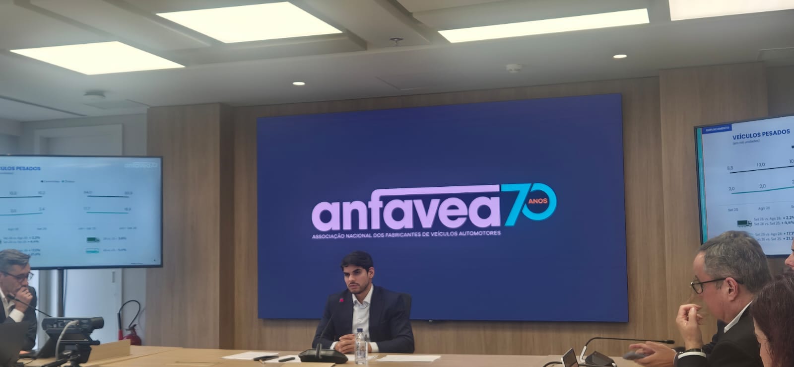 Anfavea terá atuação mais ativa diante do avanço chinês nos caminhões em 2027, diz presidente