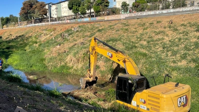 Goiânia faz limpeza preventiva no leito do Córrego Botafogo
