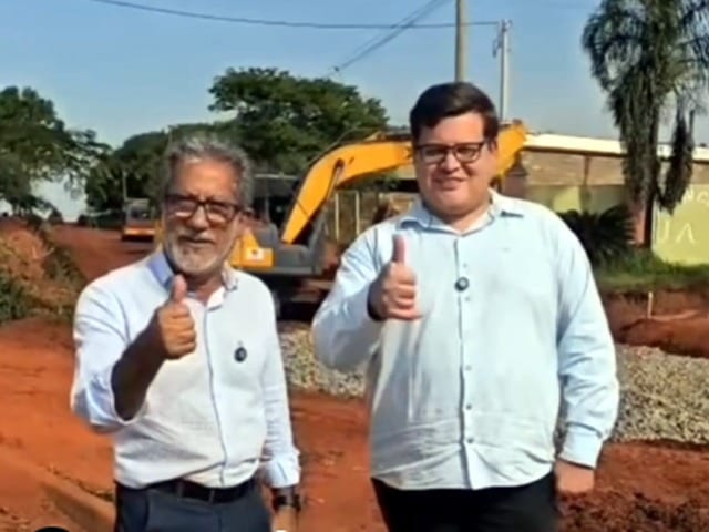 Prefeito Paulo Boaventura e presidente da Câmara João Paulo Araújo acompanham obras de pavimentação entre Castilho e Par