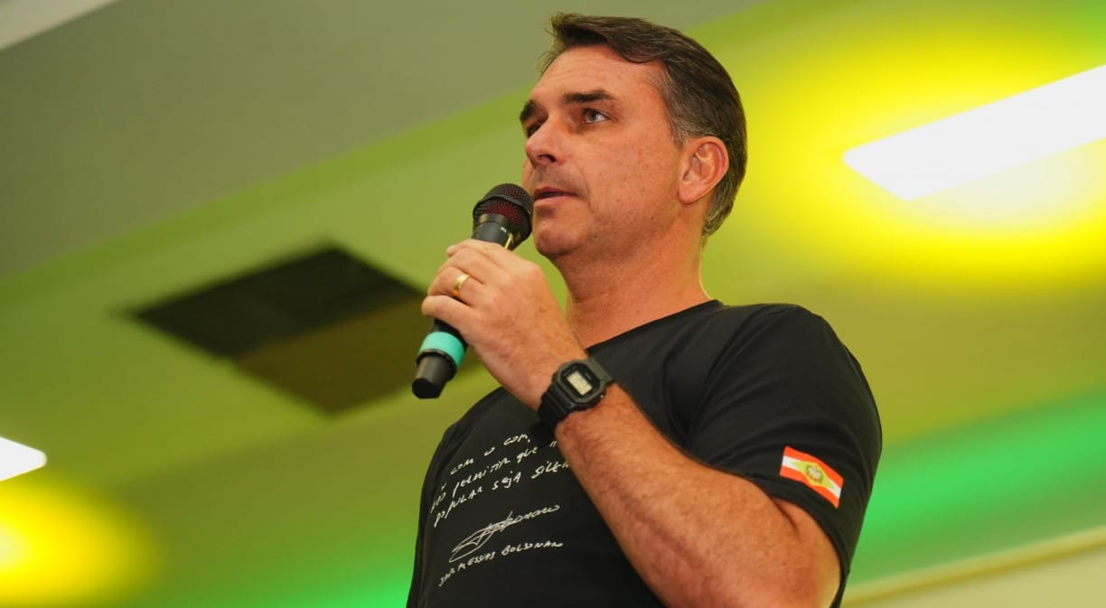 Flávio Bolsonaro almoça com cúpula da Globo horas antes de sabatina eleitoral