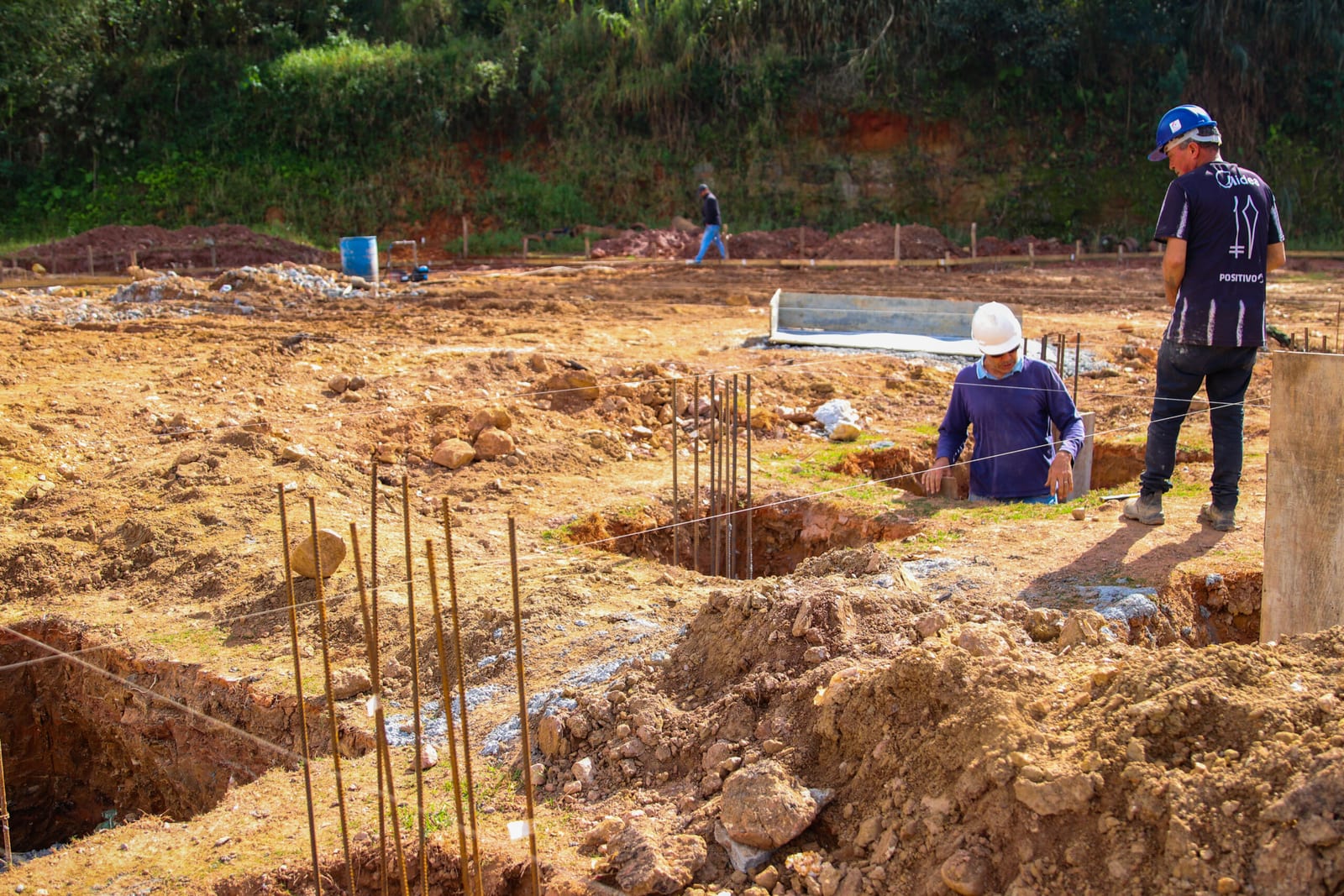 Ferraz executa obras em saúde, educação, praças, esportes e ruas