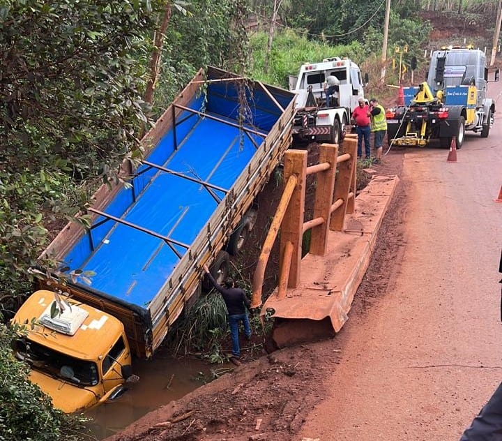 Caminhão cai em rio entre Guariba e Motuca