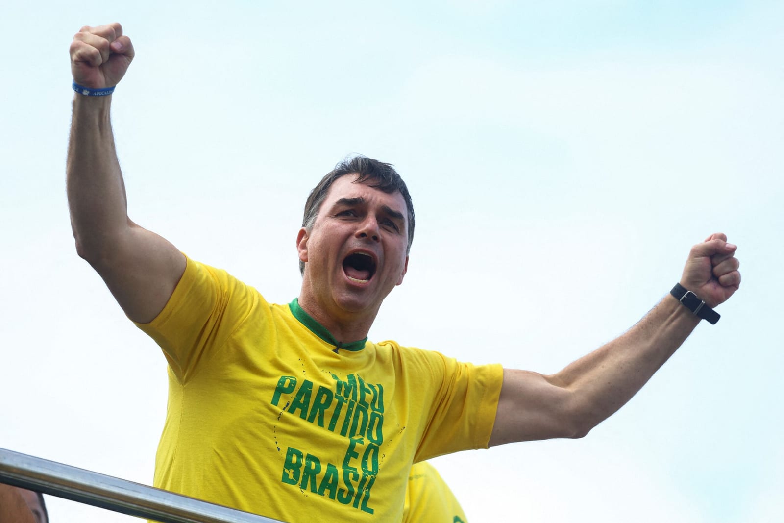 Flávio Bolsonaro abre campanha em Copacabana com colete à prova de balas