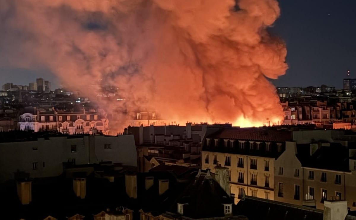 Incêndio destrói o mercado coberto mais antigo de Paris