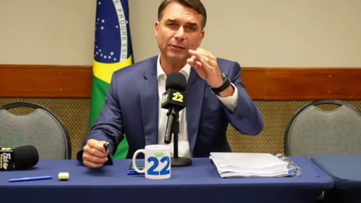 Flávio Bolsonaro faz live nesta quinta (1º) sobre o debate e a Justiça