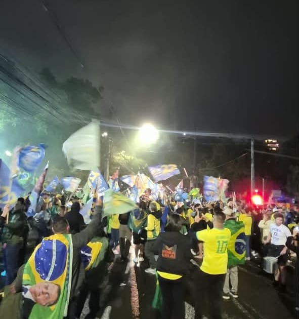 Milhares de eleitores de Flávio já comemoram no Parcão, Porto Alegre