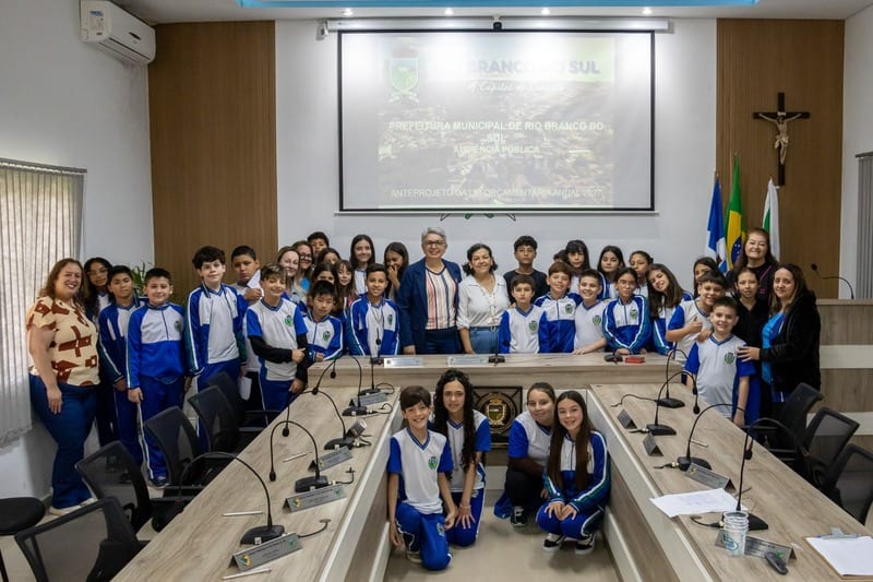 Alunos do 5º ano de Pinhais participam de audiência sobre orçamento