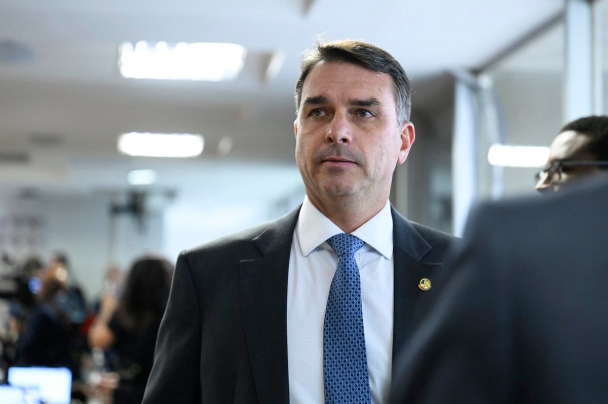 Flávio Bolsonaro almoça com cúpula da Globo horas antes de sabatina eleitoral