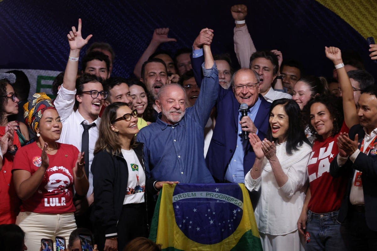 Em discurso da vitória, Lula agradece Janones, reclama de 'intromissão' externa e diz que fará um governo 'diferente'