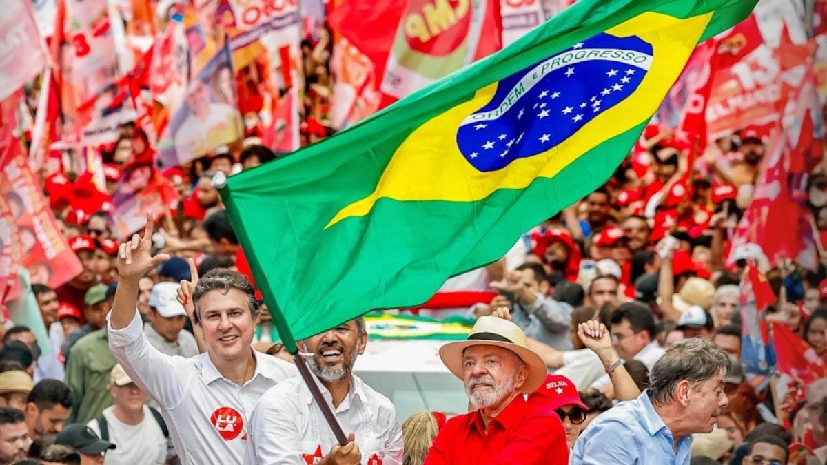 Lula diz que vai “enterrar o bolsonarismo” em caminhada com Elmano no Ceará