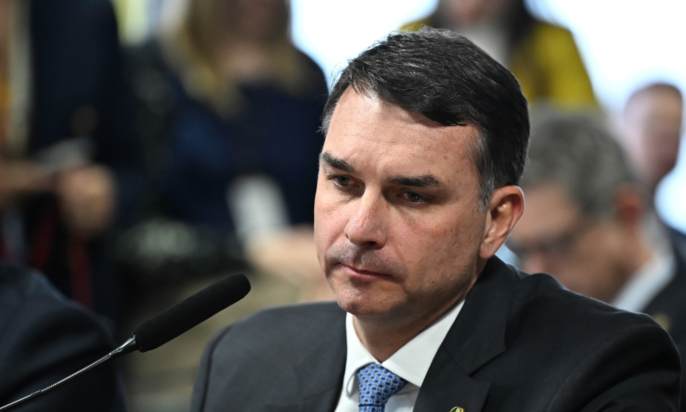 Flávio Bolsonaro critica governo por tarifas dos EUA