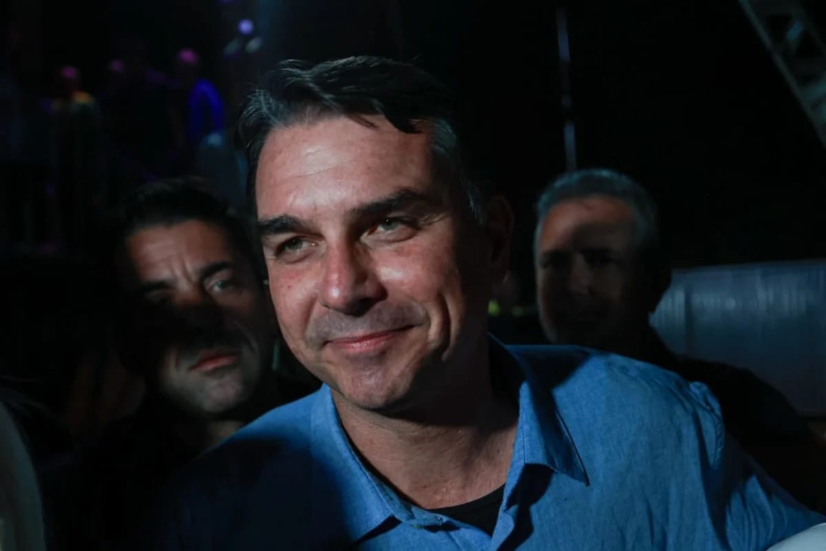 Flávio diz que recebeu “manto de Bolsonaro” no início da campanha