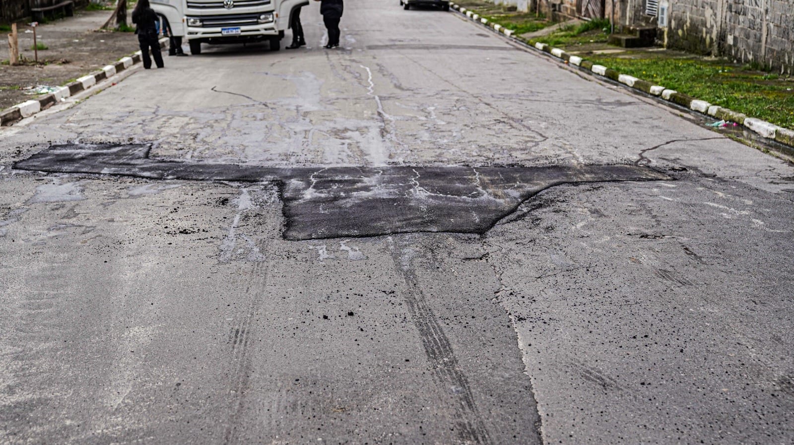 Prefeitura de Ferraz realiza operação tapa-buraco na Rua Gaspar Ricardo