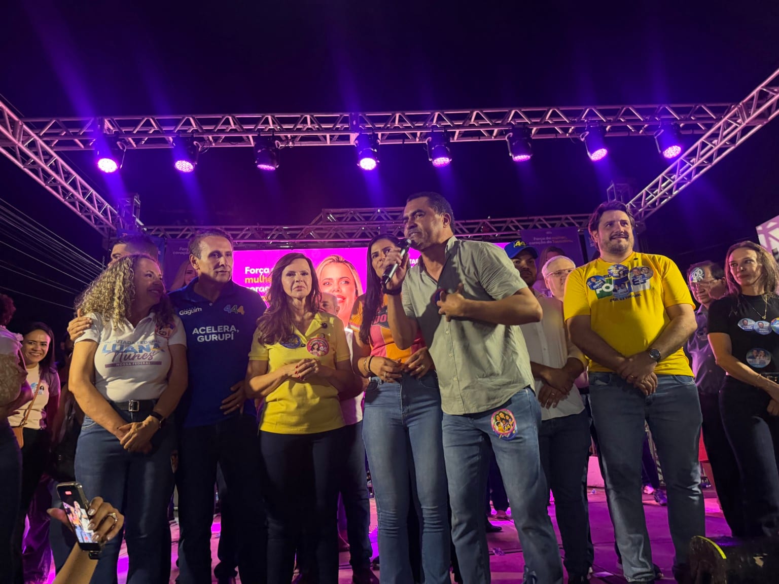 Em palanque do grupo em Gurupi, Wanderlei mostra proximidade popular e pede que servidores votem em Dorinha: “é uma cont