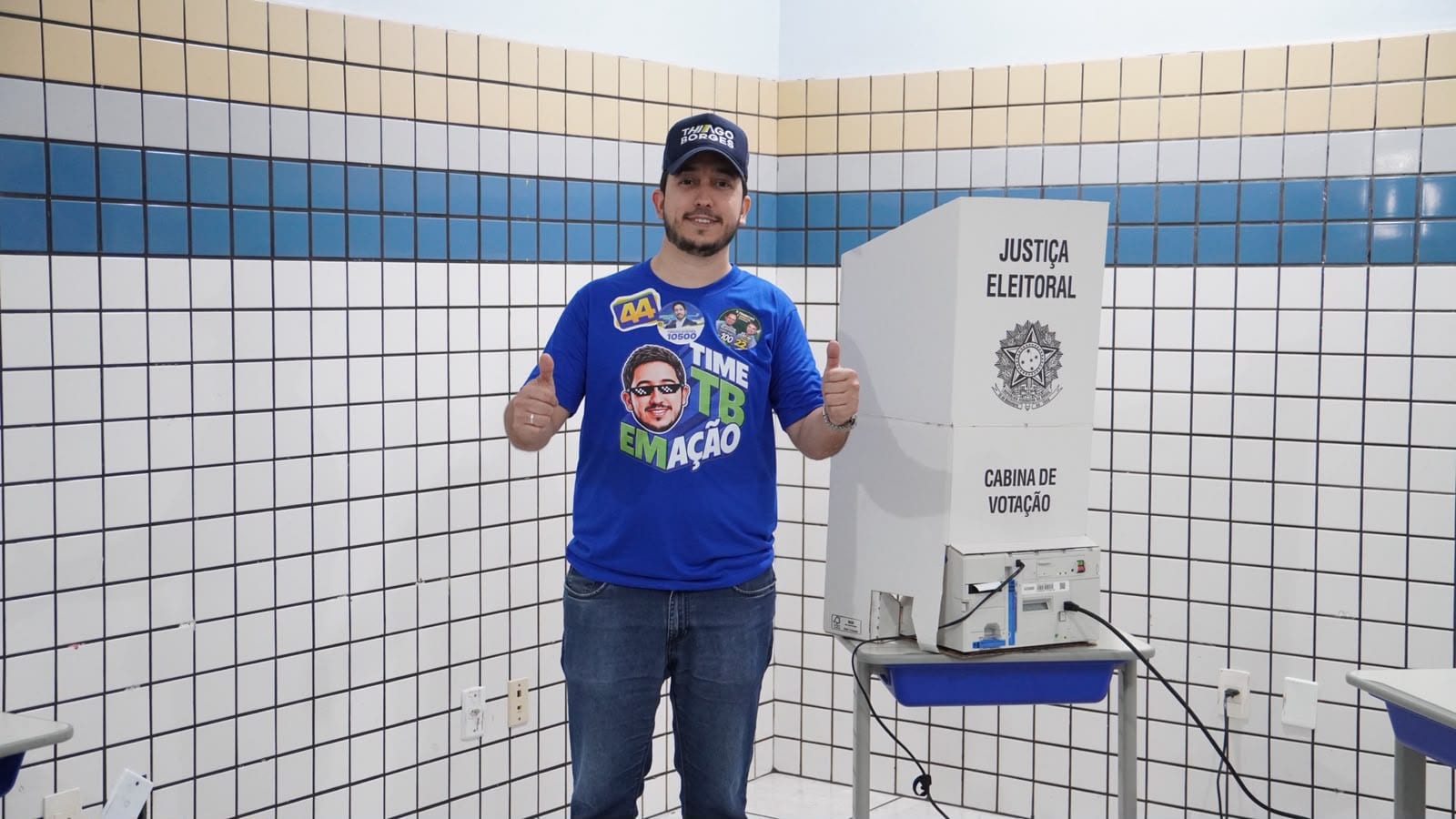 Thiago Borges vota em Palmas acompanhado da família
