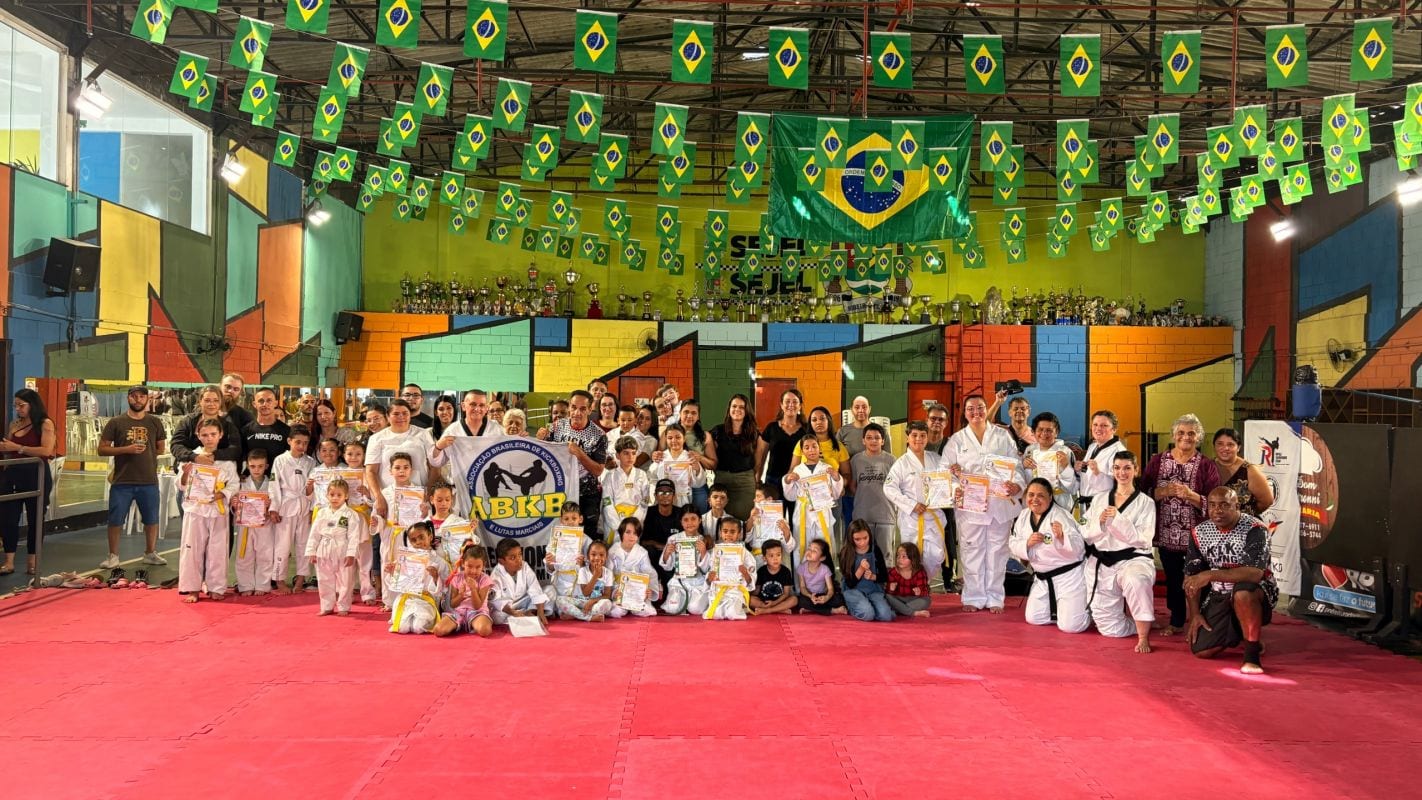 Treino aberto de Taekwondo reúne quatro turmas de projeto esportivo em Ribeirão Pires