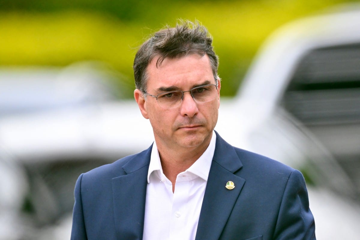 PF rastreia fronteiras após notícia de que Flávio Bolsonaro teria saído do Brasil