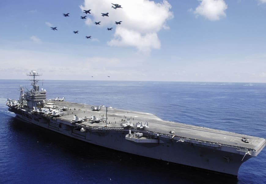 Porta-aviões USS Abraham Lincoln retorna aos EUA após crise a bordo