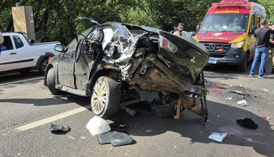 Colisão entre três carros e um caminhão deixa motorista em estado gravíssimo na PR-317, em Maringá