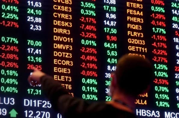 Após primeiro turno, Bolsa supera 200 mil pontos e dólar cai para R$ 5