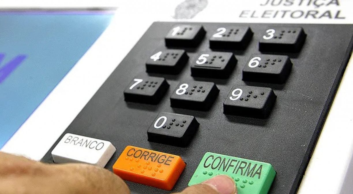 Rejeição à política e crise financeira moldam votos para 2026