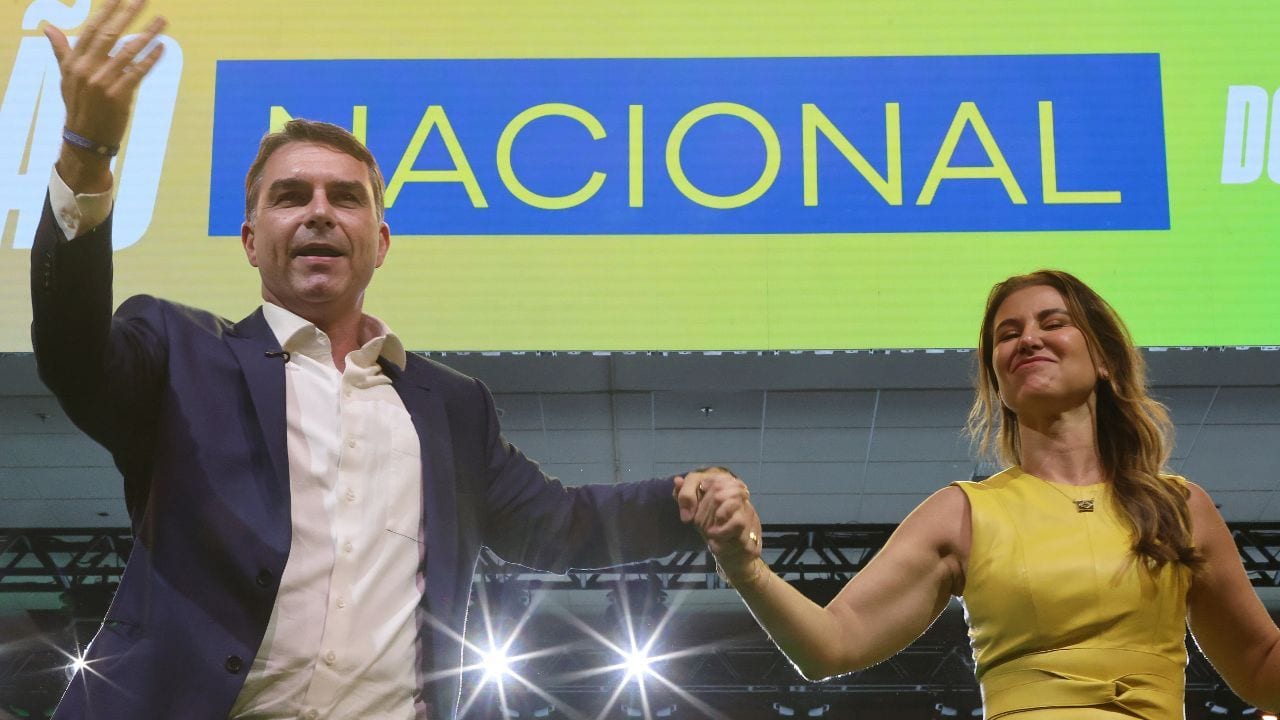 Sem vice mulher, esposa de Flávio ganha espaço na campanha