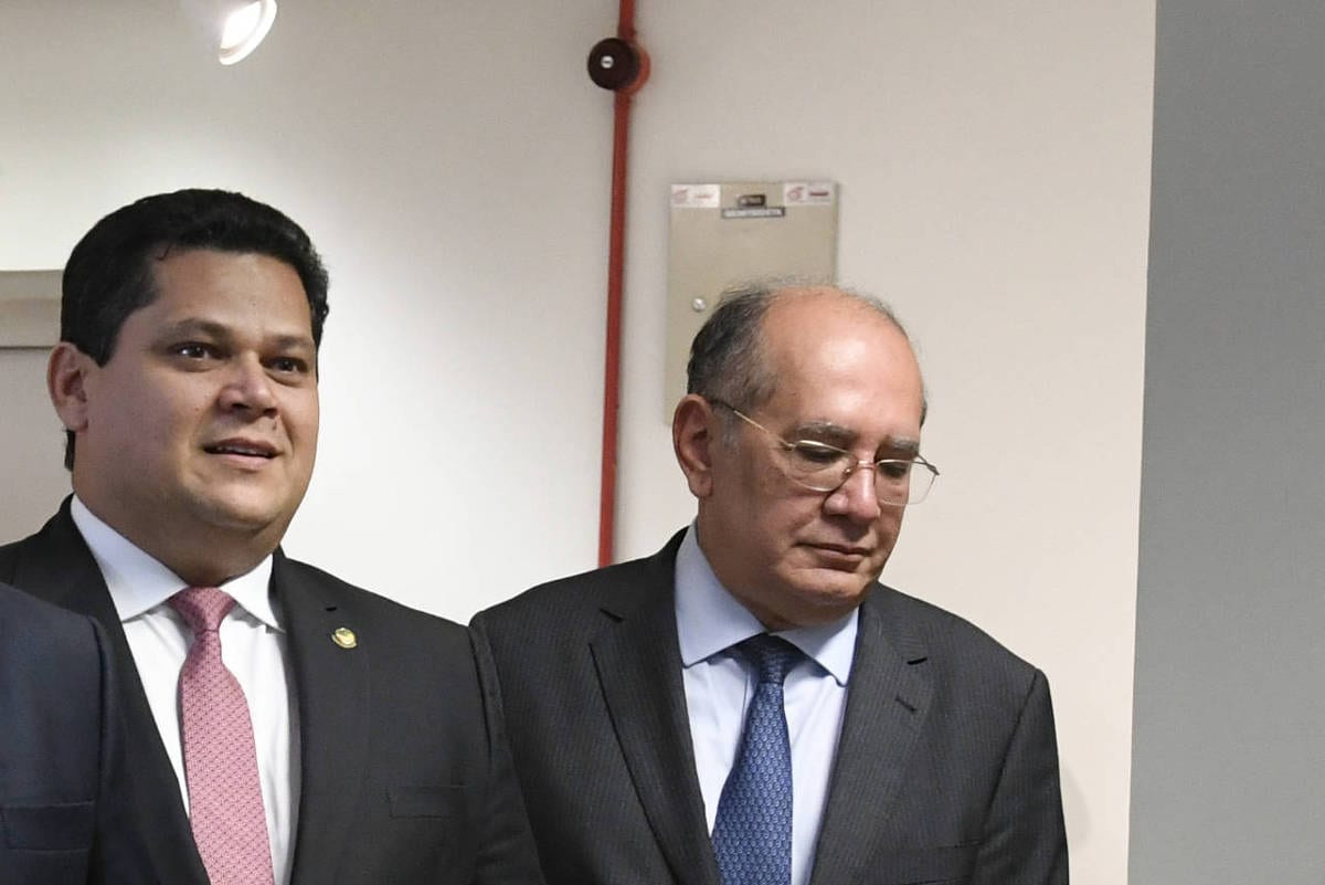Alcolumbre viu excesso em ordem para apreensão de passaporte de Flávio e procurou STF para reclamar