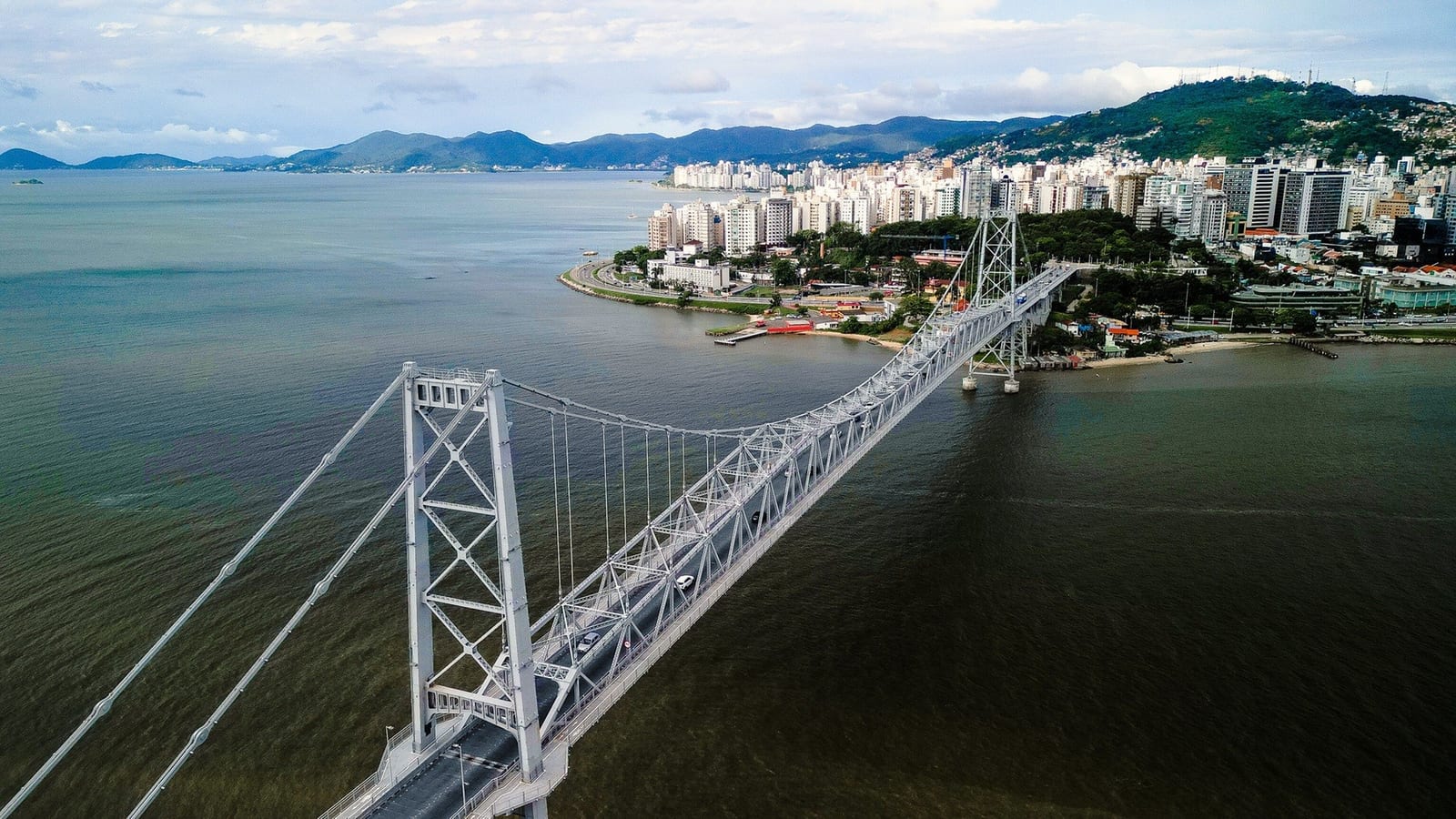 Morar na praia com salário de R$ 25,3 mil? SC abre concurso público com 50 vagas em Florianópolis
