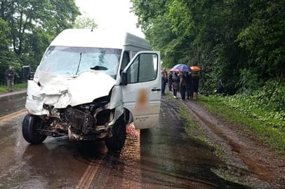 Casal de 48 anos morre em colisão frontal entre motocicleta e van na BR-472, em Santa Rosa
